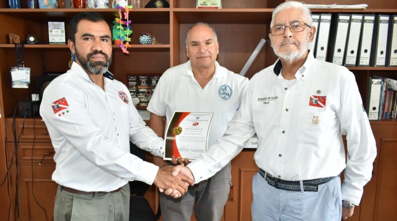 Entrega de Medalla Conmemorativa y Reconocimientos a Instructores de la Carrera Técnica de Buceo Deportivo del CETMAR 07