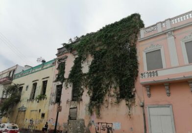 CON EDIFICIOS RUINOSOS Y CALLES DESTRUIDAS AUTORIDADES RECIBEN A TURISTAS.