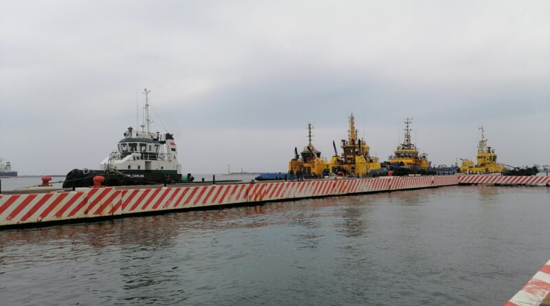 EN LUGAR DE CRUCEROS, MUELLE TURISTICO ES UTILIZADO POR REMOLCADORES COMO MUELLE DE ATRAQUE.