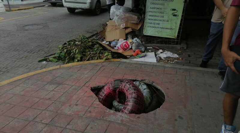 MONTONES DE BASURA Y FALTA DE SEÑALALAMIENTOS DAN MALA IMAGEN A LA CIUDAD DE VERACRUZ.