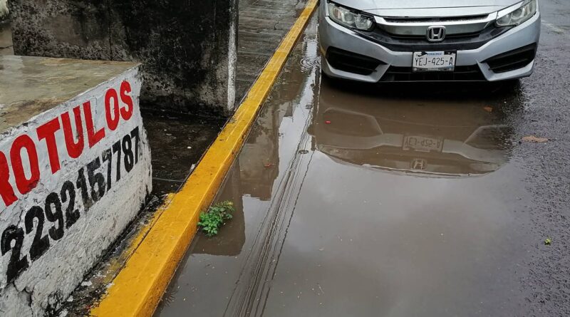 Lagunas y encharcamientos en calles del Centro de Veracruz.