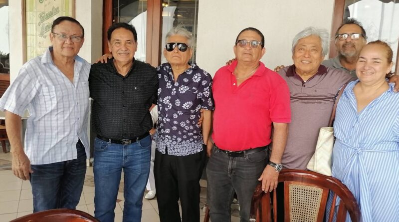 INTEGRANTES DEL MRD DISFRUTAN LA ROSCA DE REYES.