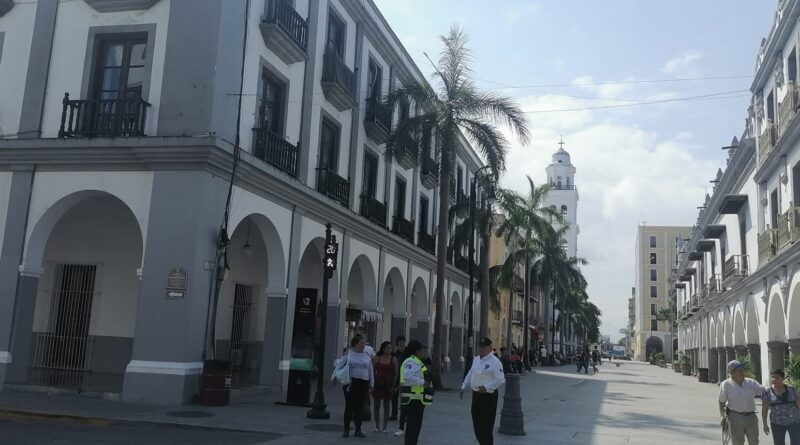 DIRECTOR DE TRANSITO MUNICIPAL SUPERVISA QUE PERSONAL CUMPLA SUS INDICACIONES.