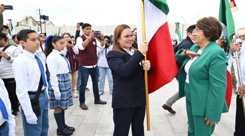 Reafirma Ayuntamiento de Veracruz valores cívicos con renovación y entrega de 231 banderas