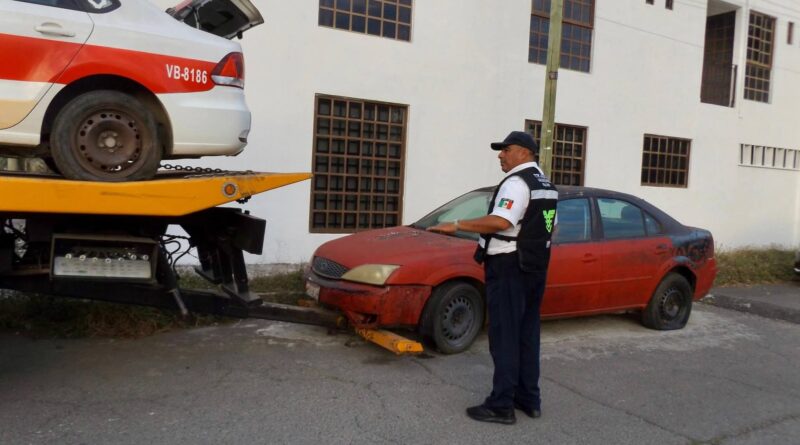 Recupera Ayuntamiento de Veracruz orden de vialidades retirando “vehículos maceta” 