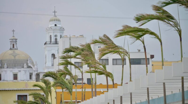 Exhorta PC municipal de Veracruz a extremar precauciones ante rachas intensas de viento.