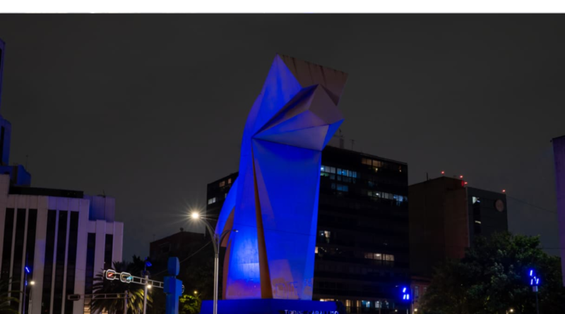 Monumentos de la CDMX se iluminan en azul por el Día Mundial y Nacional contra la Obesidad.