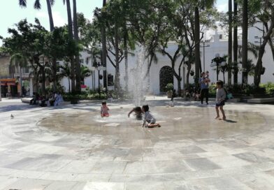 Menores se bañan en fuente del Zócalo de Veracruz. 