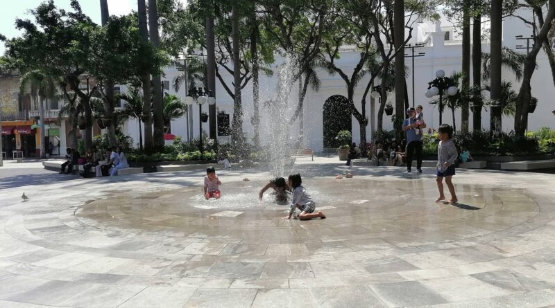 Menores se bañan en fuente del Zócalo de Veracruz. 