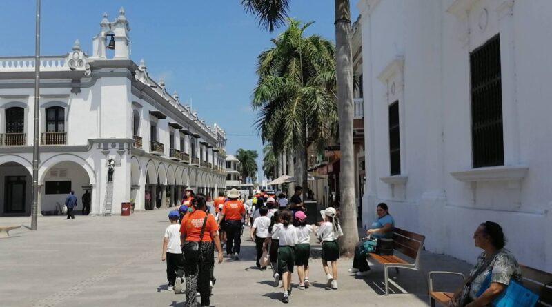 Estudiantes de Córdoba visitan al puerto Jarocho. 