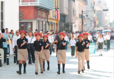 Desfile de escoltas en Veracruz fortalece el respeto a los símbolos patrios: SEV Desfile de escoltas en Veracruz fortalece el respeto a los símbolos patrios: SEV