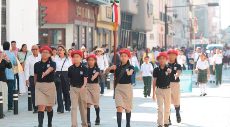 Desfile de escoltas en Veracruz fortalece el respeto a los símbolos patrios: SEV Desfile de escoltas en Veracruz fortalece el respeto a los símbolos patrios: SEV