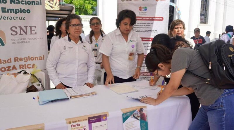 Con 561 vacantes, realizan en Tuxpan la segunda Feria de Empleo para las Mujeres.