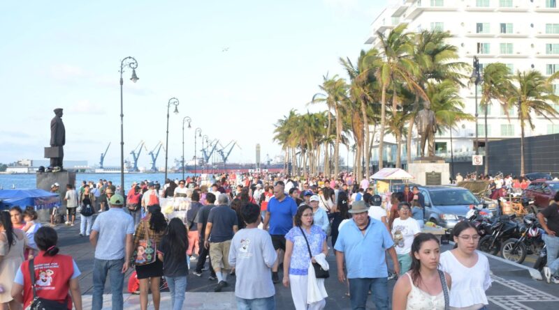Registra ciudad de Veracruz gran afluencia turística el primer fin de semana de vacaciones.