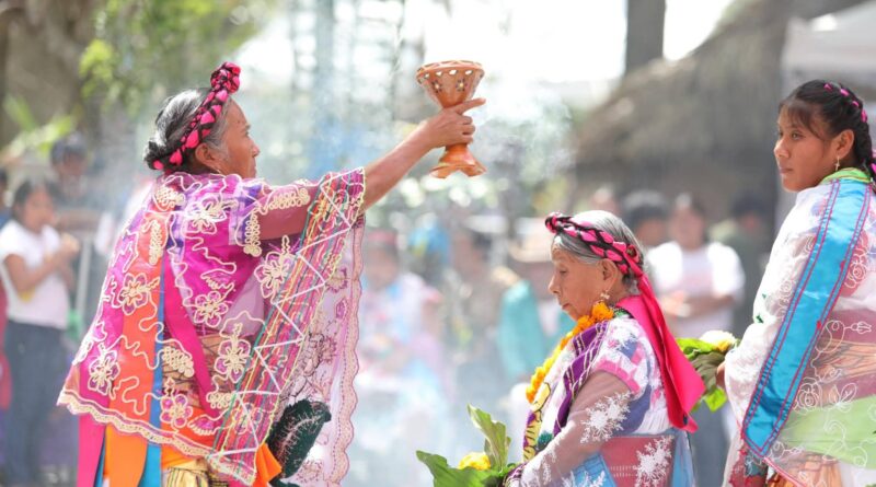 La hoja de maíz se transforma en arte y tradición en Cumbre Tajín.