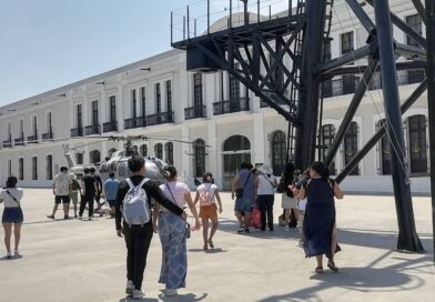 Turistas visitan el Museo Naval de Veracruz.. 