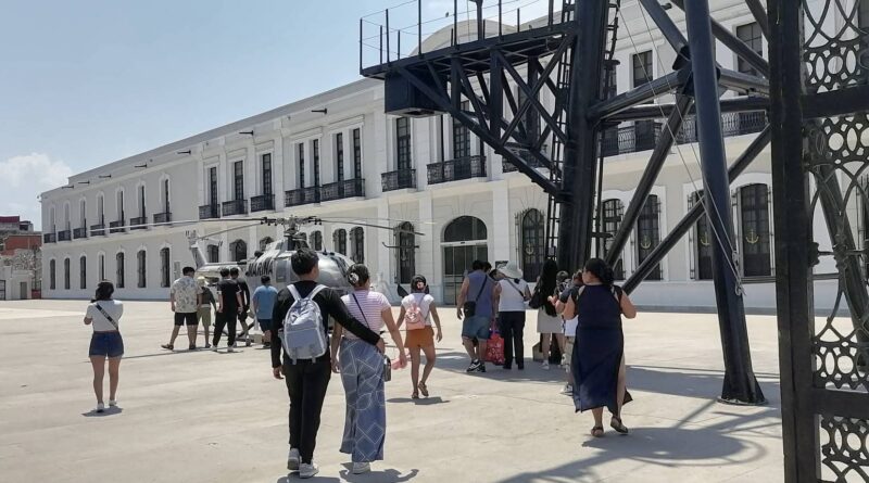 Turistas visitan el Museo Naval de Veracruz.. 