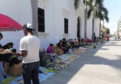 Vendedores de palmitas sitian la Iglesia la Catedral de Veracruz. 