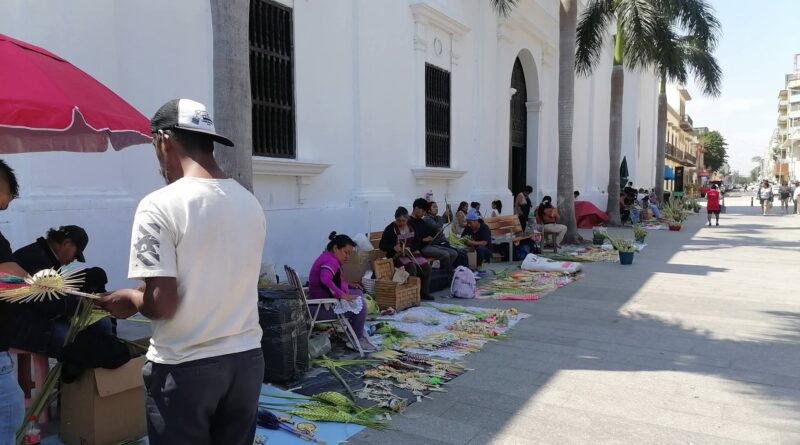 Vendedores de palmitas sitian la Iglesia la Catedral de Veracruz. 