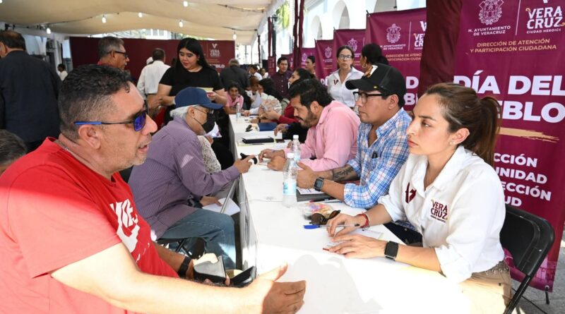 En “Día del Pueblo”, atiende Ayuntamiento de Veracruz a 267 ciudadanos en Palacio Municipal. En “Día del Pueblo”, atiende Ayuntamiento de Veracruz a 267 ciudadanos en Palacio Municipal.