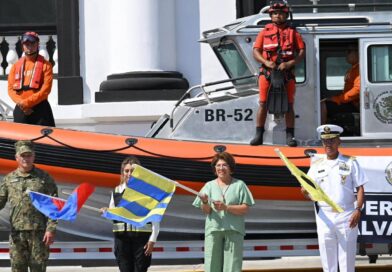 Refuerzan seguridad en playas de la ciudad de Veracruz con el Plan Marina Operación Semana Santa 2026 .