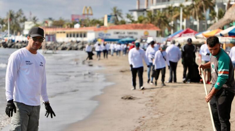 Suman esfuerzos autoridades y ciudadanía en limpieza de playas Martí y Villa del Mar,en Veracruz,