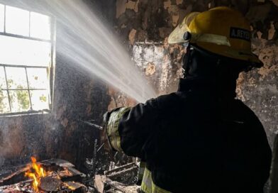 Atienden Bomberos y PC municipal incendio en departamento de la colonia Lomas de Río Medio 4.