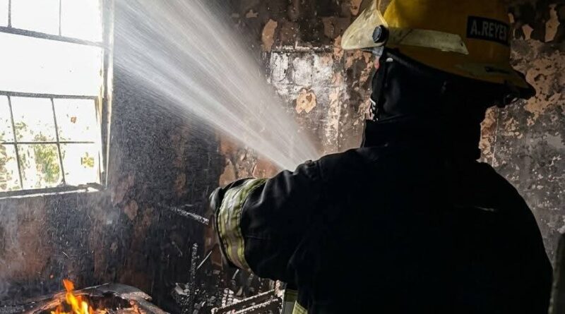 Atienden Bomberos y PC municipal incendio en departamento de la colonia Lomas de Río Medio 4.