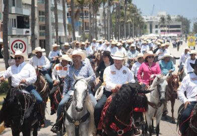 Cabalgata reúne a 3 mil jinetes y caballos en el cierre del Congreso del Caballo.