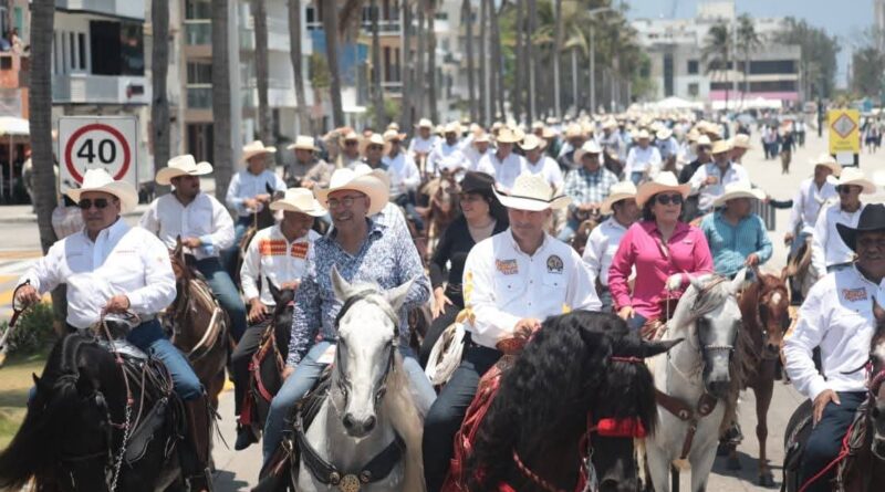 Cabalgata reúne a 3 mil jinetes y caballos en el cierre del Congreso del Caballo.