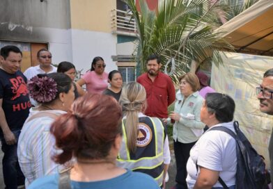 Encabeza alcaldesa de Veracruz limpieza de departamentos afectados por incendio.