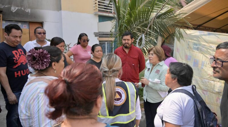 Encabeza alcaldesa de Veracruz limpieza de departamentos afectados por incendio.