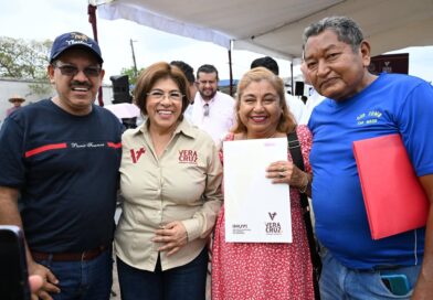 Entrega Ayuntamiento de Veracruz 255 escrituras a familias veracruzanas.