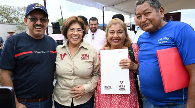 Entrega Ayuntamiento de Veracruz 255 escrituras a familias veracruzanas.