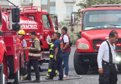 Atienden Bomberos y PC municipal de Veracruz incendio tras explosión en Rincón de Palma Real.