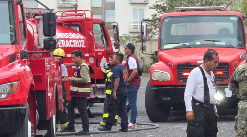 Atienden Bomberos y PC municipal de Veracruz incendio tras explosión en Rincón de Palma Real.