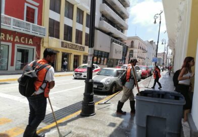Lavan y limpian la Avenida Independencia tras concluir la Semana Santa. 