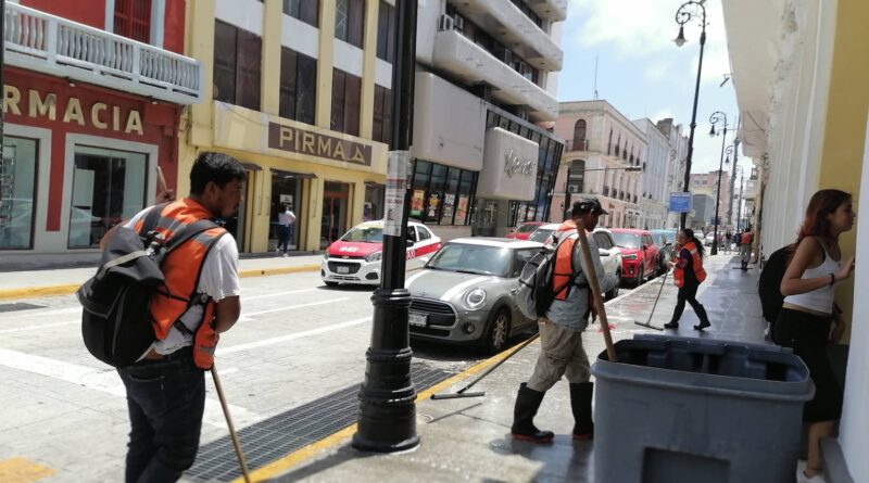Lavan y limpian la Avenida Independencia tras concluir la Semana Santa. 