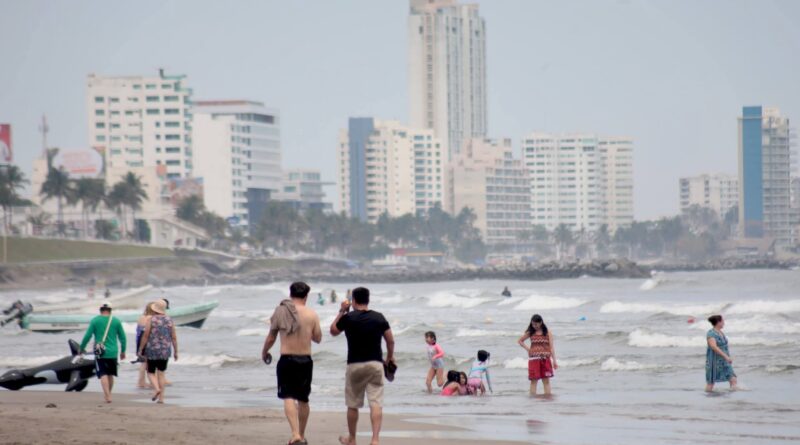 Con playas limpias, Veracruz espera alta afluencia turística este fin de semana.