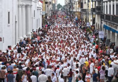 Magno Desfile de la Veracruzaneidad reúne a miles de jarochas y jarochos en el Centro Histórico.
