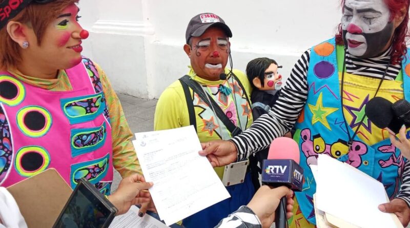 Gobernación atiende a payasos que piden espacios para trabajar.