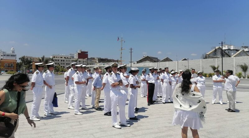 Tripulante del Buque Sebastián el Cano recorren el puerto Jarocho.