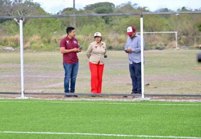 Supervisa alcaldesa de Veracruz construcción de canchas de futbol en el municipio.