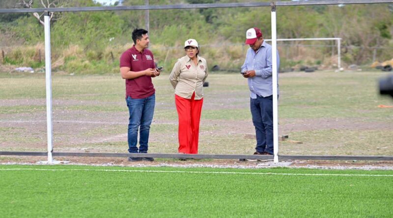 Supervisa alcaldesa de Veracruz construcción de canchas de futbol en el municipio.