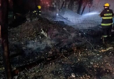 Bomberos de Veracruz sofocan dos incendios; solo daños materiales.