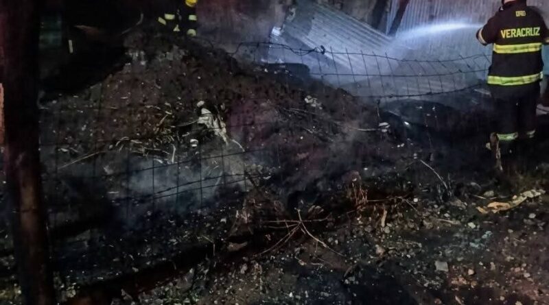 Bomberos de Veracruz sofocan dos incendios; solo daños materiales.