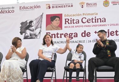 Entrega de becas “Rita Cetina” fortalece bienestar y educación de familias de la ciudad de Veracruz: Rosa María.