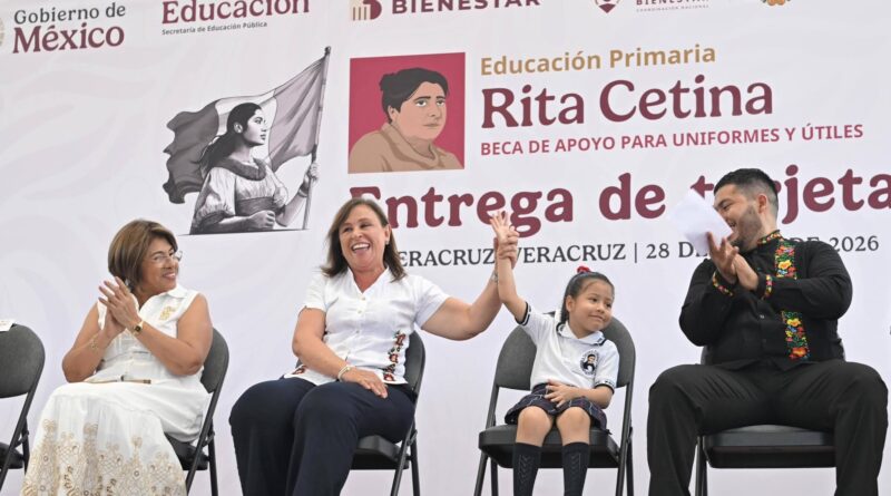 Entrega de becas “Rita Cetina” fortalece bienestar y educación de familias de la ciudad de Veracruz: Rosa María.