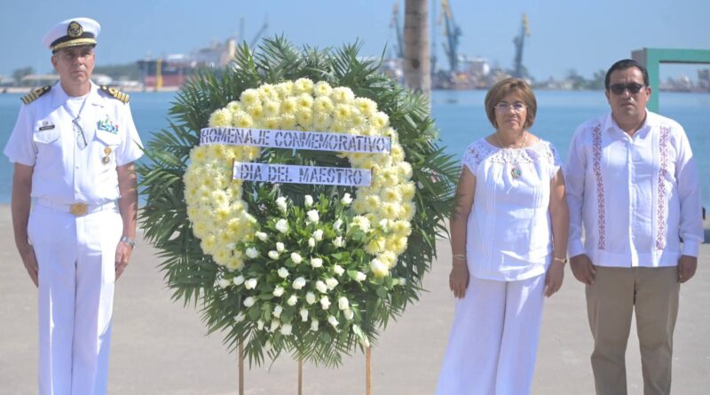 Conmemora Ayuntamiento de Veracruz el Día del Maestro en la Plaza Cívica del Magisterio.