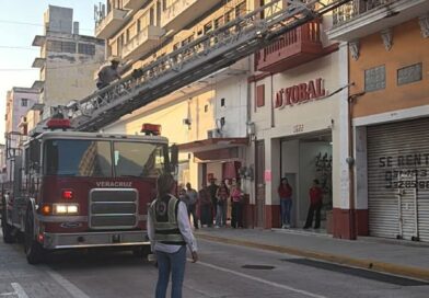 Rescatan Bomberos y PC municipal a adulta mayor atrapada en balcón del Centro Histórico de Veracruz.